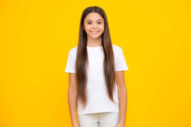 Stüdyoda güzel bir genç kız. Çocuk portresi. Mutlu ergen portresi. Gülümseyen kız