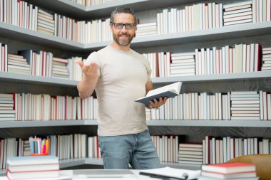 Öğretmenim sınıfta. Yakışıklı öğretmenle bilgi ve eğitim. Sınıfta kitabı olan bir öğretmen. Sınıfta ders alan bir adam. Üniversite sınavı öğretmenleri. Üniversite öğretmeni. Üniversitede öğretmenlik