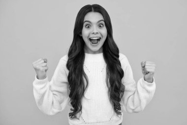 Heyecanlı bir ifade, neşeli ve mutlu. Kazanan jest yapan ergen çocuk sıkıca sarılmak kutlanır, evet de. Heyecanlı genç kız