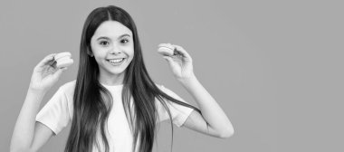 Tatlı fırınlı çocuk. Mutlu çocuk Fransız makaronu tutuyor. Kurabiye. Şekerleme. Tatlı Fransız kekleri. Genç kız diş bakımı. Tatlı düşkünü. Lezzetli. Pastane bisküvileri.