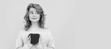 İzole edilmiş yüz portresi, fotokopi alanı olan pankart. Sarı arka planda kırmızı kalpli neşeli kızıl saçlı kadın. Sevgililer Günü