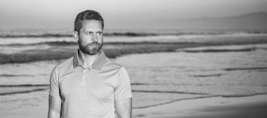 Güneşin doğduğu yaz plajındaki traşsız adam, kopyalama uzayı, Miami. İnsan yüzü portresi, kopyalama alanı olan pankart