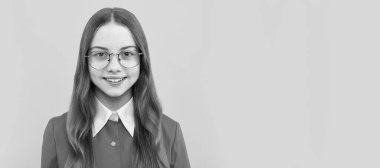 Ergen kız. Gözlüklü mutlu kız çocuğu sarı arka plan. Kız eğitimi. Çocuk yüzü, yatay poster, izole edilmiş genç kız portresi, fotokopi alanı olan pankart