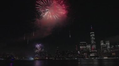 Flashing Fireworks ile New York City Skyline Manhattan. New York Manhattan havai fişekleri. New York Havai fişekleri Manhattan üzerinde. 4 Temmuz Havai fişekleri. Bağımsızlık Günü