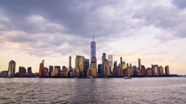 Manhattan New York Şehri, New York. New York Manhattan 'da hava karardığında zaman turu başlar. New York 'un Aşağı Manhattan Finansal Bölgesi Hudson Nehri' nde Timelapse Sunset. New York 'tan sevgilerle..