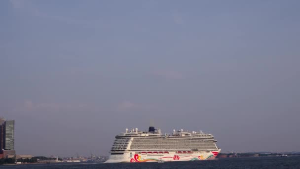 New York Usa Juni 2023 Cruiseschip Norwegian Joy Sailing Naast — Stockvideo