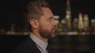 İş adamının iş başarısı. Takım elbiseli bir iş adamı. Başarılı bir iş adamı Amerikan şehrinde açık havada yürüyor. Takım elbiseli zengin adam. Finansal başarı. İş adamı New York 'la buluşmaya gider. Yürüyerek ofisten.
