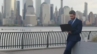 Bilgisayarı kullanan başarılı bir iş adamı. Dijital veri yönetimi üzerinde çalışan bir iş adamı. Profesyonel pazarlama müdürü. İş başarısı. CEO dışarıda çalışıyor. Takım elbiseli iş adamı CEO 'su.
