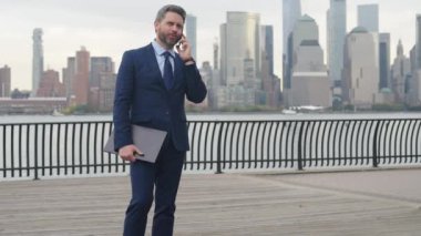 New York 'ta telefonu olan İspanyol bir iş adamı. İş adamı cep telefonu kullanıyor. İş görüşmesi. Telefon kullanan bir iş adamı. Şehirdeki erkek telefon konuşmaları. İş adamı telefonda konuşuyor. Boşluğu kopyala.