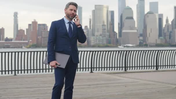 Homem Negócios Hispânico Com Telefone Nova Iorque Empresário Usando Celular — Vídeo de Stock