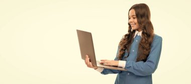 Okula dönüyorum. Modern iletişim. e-postayı kontrol et Gülümseyen çocuk çalışmaları internette. Bilgisayarda okul blogu yazıyorum. Video dersindeki çocuk. Genç kız blog yazmak için dizüstü bilgisayar kullanıyor. çevrimiçi eğitimde webinar.