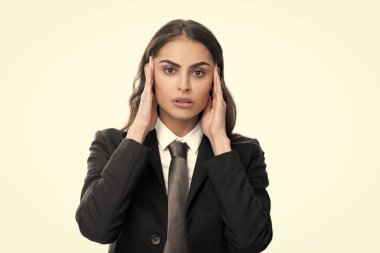 Stres ya da baş ağrısı çeken genç bir kadının portresi. Yorgun, çaresiz ve stresli bir kız. Acı ve migren yüzünden. Üzgün depresif model, elleri başının üstünde.