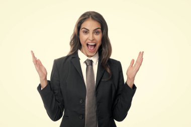 Öfkeli kadın suratı. Stüdyoda bağıran duygusal öfkeli kadın. İnsani duygular, anlamlı yüz ifadeleri. Panik ve çığlık