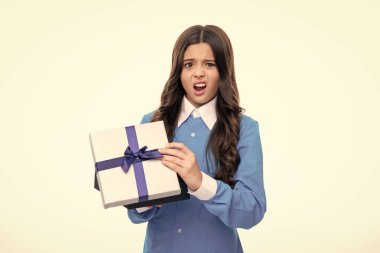 İzole edilmiş arka planda hediye kutusu olan çocuk. Doğum günü hediyeleri, sevgililer günü, yeni yıl ya da Noel. Kızgın genç kız, üzgün ve mutsuz negatif duygu.