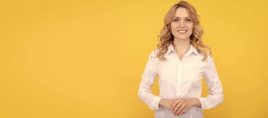 Dost canlısı kadın CEO. Beyaz gömlekli neşeli sarışın kadın. Ofis çalışanı. Şirket modası. İzole edilmiş yüz portresi, taklit alanı olan pankart