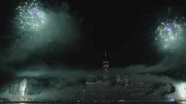Flashing Fireworks ile New York City Skyline Manhattan. New York Manhattan havai fişekleri. New York Havai fişekleri Manhattan üzerinde. 4 Temmuz Havai fişekleri. Bağımsızlık Günü
