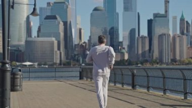 Spor antrenmanında koşan koşucu. Sporcu koşucu. Spor takım elbiseli bir adam. Manhattan 'da koşan adam. Uzayı kopyala New York 'ta sabah sporu koşucusu. Etkin yaşam biçimi.