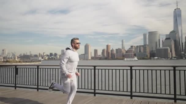 Hombre Huyendo Manhattan Corredor Una Larga Carrera Deportiva Corredor Corre — Vídeo de stock