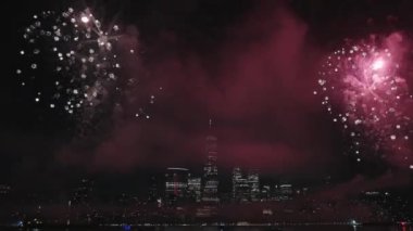 Flashing Fireworks ile New York City Skyline Manhattan. New York Manhattan havai fişekleri. New York Havai fişekleri Manhattan üzerinde. 4 Temmuz Havai fişekleri. Bağımsızlık Günü