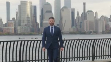 Dışarıda başarılı bir iş adamı. New York 'ta iş adamı yürüyüşü. Şehir caddesinde yürüyen başarılı bir adam. İş adamının iş başarısı. Manhattan 'daki İspanyol işadamı.