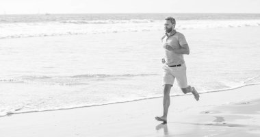 Yaz plajında koşan atletik adam antrenman, fotokopi alanı, maraton.