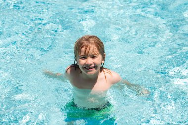 Yüzme havuzunda bir çocuk. Yaz çocukları aktivitesi. Sağlıklı yaşam tarzı