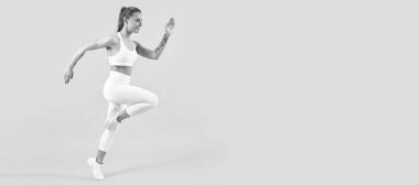 Sarı arka planda koşan fitness kızı koşucusu. Kopyalama alanı ile çalışan kadın pankartı