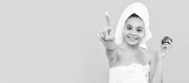 Duşlu mutlu genç kız yüz kremi sür. Seçici odaklanma. Genç çocuk için kozmetik ve cilt bakımı, poster tasarımı. Fotokopi alanı olan güzel kız afişi