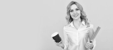 Sıkı çalış, çay iç. Dizüstü bilgisayarı olan mutlu bir avukat servis içkisi. Kağıt bardaktan çay içmek. İzole edilmiş yüz portresi, taklit alanı olan pankart