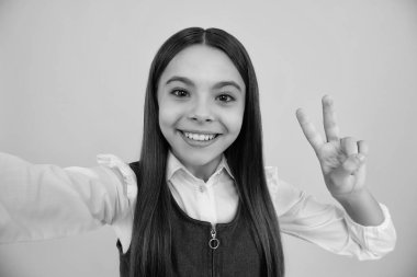 Genç şehirli hipster tarzı, yaşam tarzı. Komik stil genç hippi modeli selfie çekiyor.