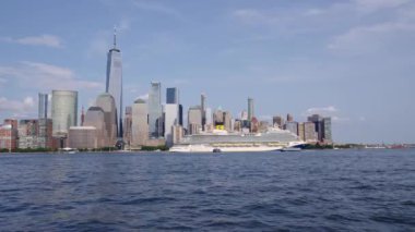 New York, ABD - 16 Haziran 2023 New York 'ta Manhattan' ın yanındaki Venezia Karnavalı. New York Manhattan 'ın Skyline' ı Hudson Nehri yolcu gemisiyle seyahat ediyor. .