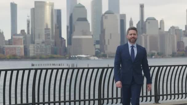 一个成功的男人走在市郊的大街上 商人的商业成功 曼哈顿的商人 复制空间广告 商业成功人士在户外 商人在纽约市散步 — 图库视频影像