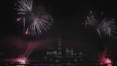 Flashing Fireworks ile New York City Skyline Manhattan. New York Manhattan havai fişekleri. New York Havai fişekleri Manhattan üzerinde. 4 Temmuz Havai fişekleri. Bağımsızlık Günü