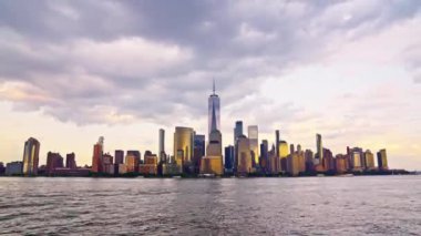 New York Manhattan Cityscape New York. New York Manhattan 'da hava karardığında zaman turu başlar. New York 'un Aşağı Manhattan Finansal Bölgesi Hudson Nehri' nde Timelapse Sunset. New York 'tan sevgilerle..
