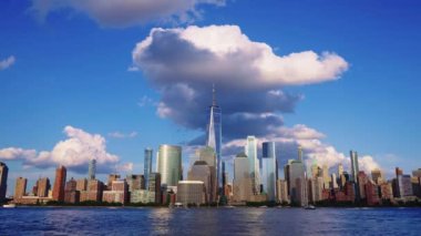 Manhattan New York Şehri, New York. New York Manhattan 'da hava karardığında zaman turu başlar. New York 'ta günbatımı Aşağı Manhattan Finans Bölgesi Hudson Nehri' nde. New York 'tan sevgilerle. Büyük maymun.