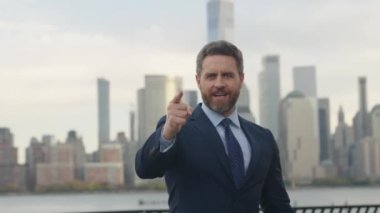 Hoparlör izleyicilere çevrimiçi konuşuyor. İş adamı motivasyonu açıklıyor. İş sunumu. Reklam ajansı açılışı. İş sunumu. İş dünyasının sunumundaki iş adamı konuşması. Web kamerası.