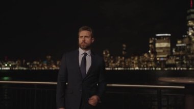 Dışarıda başarılı bir iş adamı. New York 'ta iş adamı yürüyüşü. Açık havada başarılı bir adam yürüyor. İş adamının iş başarısı. Manhattan 'daki İspanyol işadamı. Şehir İş Merkezi.