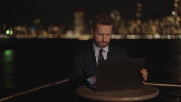 Sikeres Üzletember Szabadúszó Online Üzleti Siker Üzletember Dolgozik Laptop Szabadtéri — Stock videók