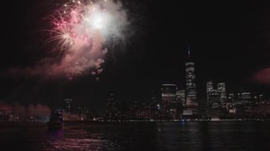 Flashing Fireworks ile New York City Skyline Manhattan. New York Manhattan havai fişekleri. New York Havai fişekleri Manhattan üzerinde. 4 Temmuz Havai fişekleri. Bağımsızlık Günü