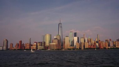 New York Manhattan Cityscape New York. New York Manhattan 'da hava karardığında zaman turu başlar. New York 'un Aşağı Manhattan Finansal Bölgesi Hudson Nehri' nde Timelapse Sunset. New York 'tan sevgilerle..