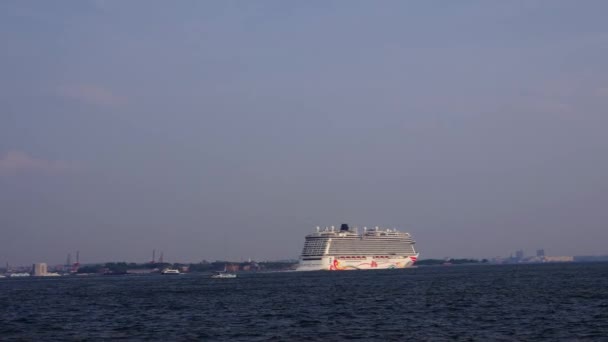 New York Usa Juni 2023 Das Kreuzfahrtschiff Norwegian Joy Segelt — Stockvideo