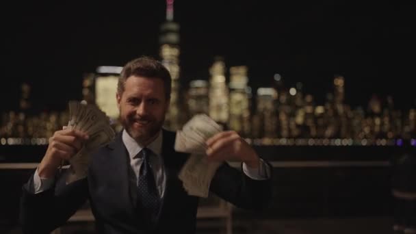 Başarılı Bir Parası Olan Bir Adamı Adamı Paraya Yatırım Yapar — Stok video