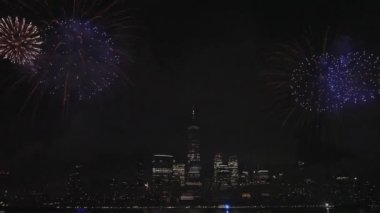 Flashing Fireworks ile New York City Skyline Manhattan. New York Manhattan havai fişekleri. New York Havai fişekleri Manhattan üzerinde. 4 Temmuz Havai fişekleri. Bağımsızlık Günü.