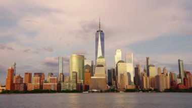 New York Manhattan Cityscape New York. New York Manhattan 'da hava karardığında zaman turu başlar. New York 'un Aşağı Manhattan Finansal Bölgesi Hudson Nehri' nde Timelapse Sunset. New York 'tan sevgilerle..