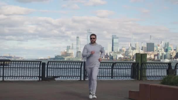 Der Sportler Läuft Mit Blick Auf New York Männersportler Der — Stockvideo