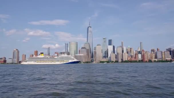 2023年6月16日 游轮狂欢节狂欢号在纽约曼哈顿附近航行 乘坐哈德逊河游轮嘉年华游览的纽约曼哈顿天际线 — 图库视频影像