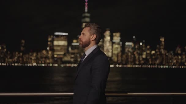 Успішний Бізнесмен Виходить Вулицю Американському Місті Багатий Чоловік Костюмі Фінансовий — стокове відео