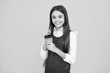 Elinde kahve fincanı tutan genç kız. Kahve molası ve ara. Gençlerin elinde plastik bardaklar, kakao, kahve ya da çay içecekleri var.