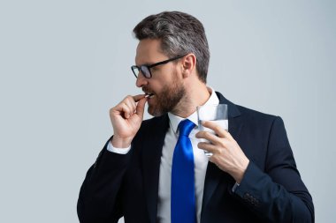 Takım elbiseli stresli iş adamının başı ağrıyor. Yorgun iş adamı fazla mesai yapıyor ve başı ağrıyor. Hapları yakın çekim yap. Baş ağrısı için ilaç.