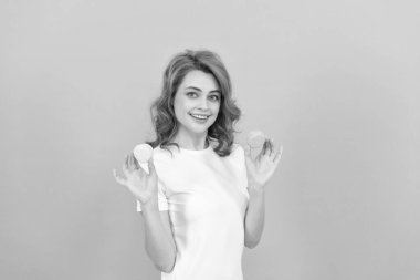 Kadın gülüşü. Mavi arka planda tatlı Fransız kurabiyesi..